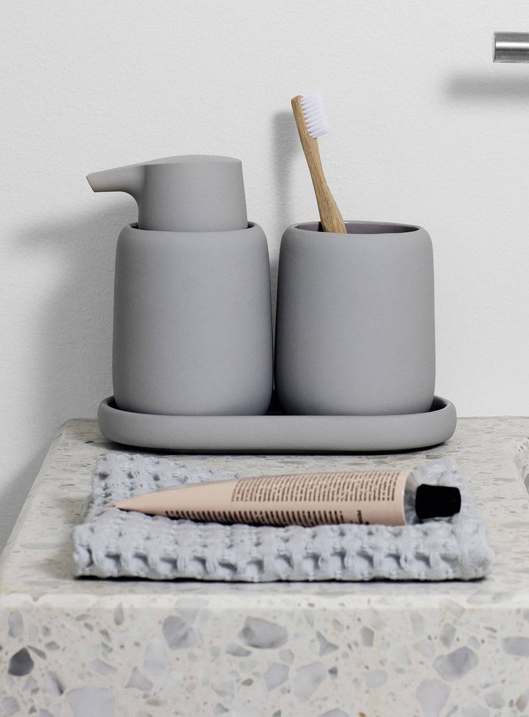 Plateau SONO blomus : design sobre, adapté à tous les intérieurs. Gris.