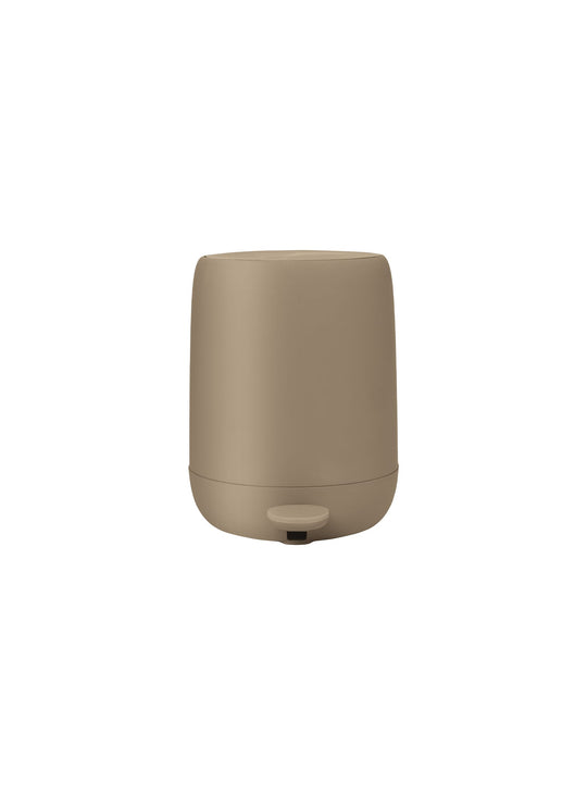 Poubelle SONO de blomus : finition mate et ouverture à pédale fluide. Camel.