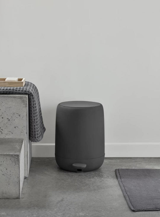 Poubelle à pédale SONO de blomus : design doux, silencieux et hygiénique. Charbon.