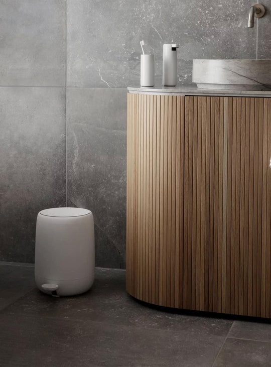 Blomus SONO : poubelle à pédale avec seau intérieur amovible. Blanc.