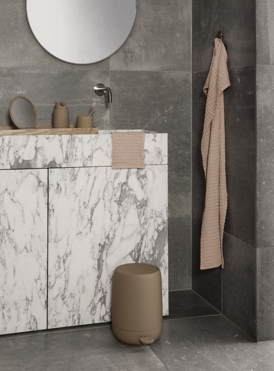 Poubelle blomus SONO : élégance mate et hygiène facile. Camel.