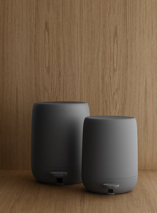 SONO de blomus : une poubelle à pédale sobre et bien pensée. Charbon.