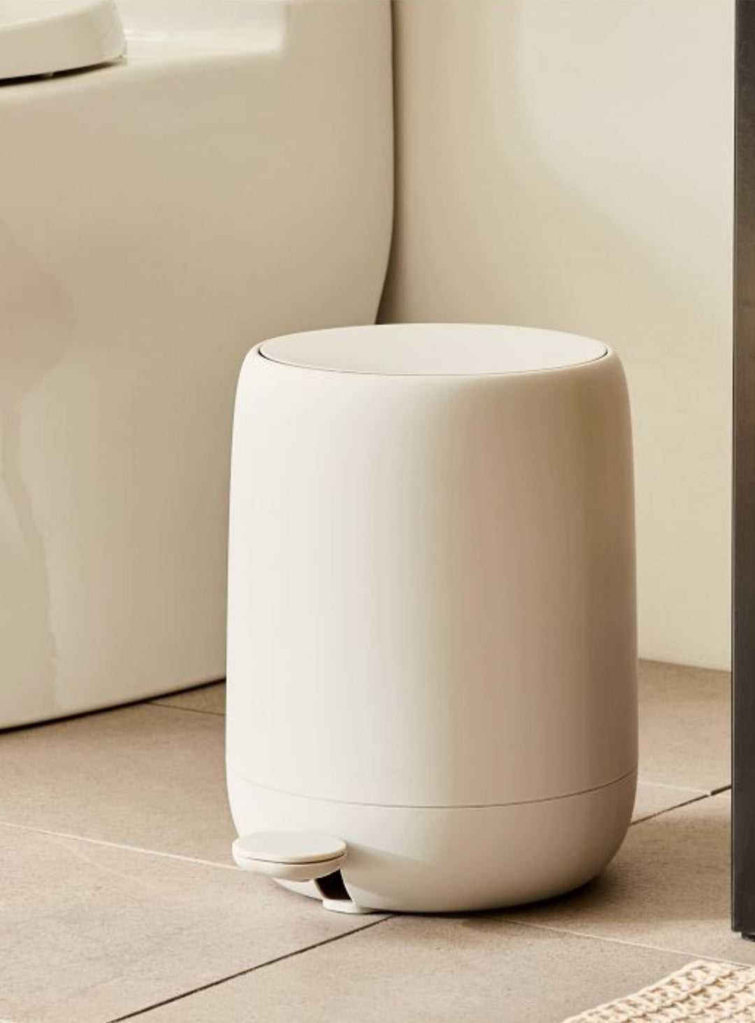 Poubelle à pédale SONO blomus : pour une salle de bain moderne et zen. Crème.