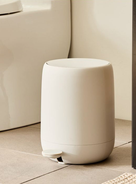 Poubelle à pédale SONO blomus : pour une salle de bain moderne et zen. Crème.