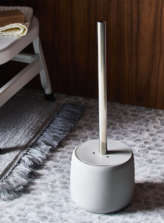 Déboucheur de toilette SONO de blomus : discret, design et facile à nettoyer. Blanc.