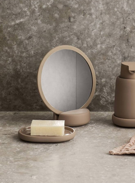 Porte-savon SONO de blomus : design épuré et surface douce au toucher. Camel