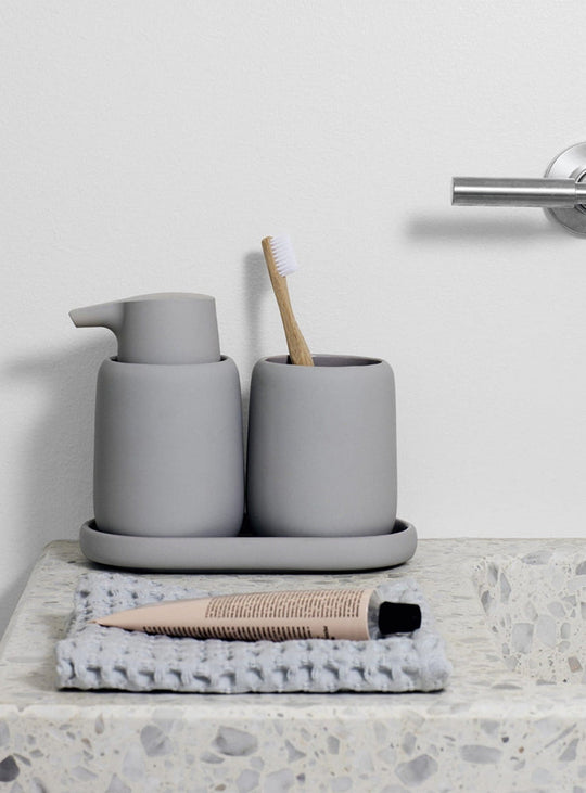 Distributeur de savon SONO de blomus : céramique mate et toucher velouté. Gris.