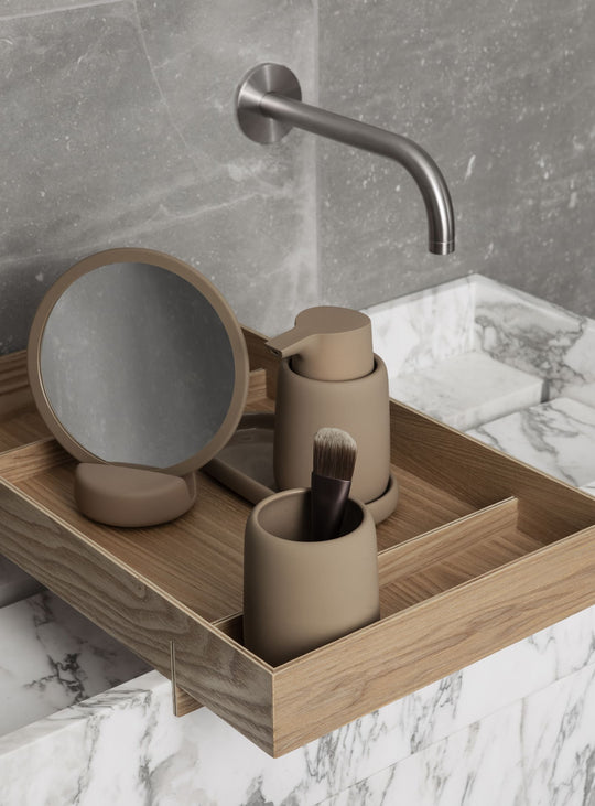 Blomus SONO : miroir sur socle amovible, parfait pour la salle de bain. Camel.