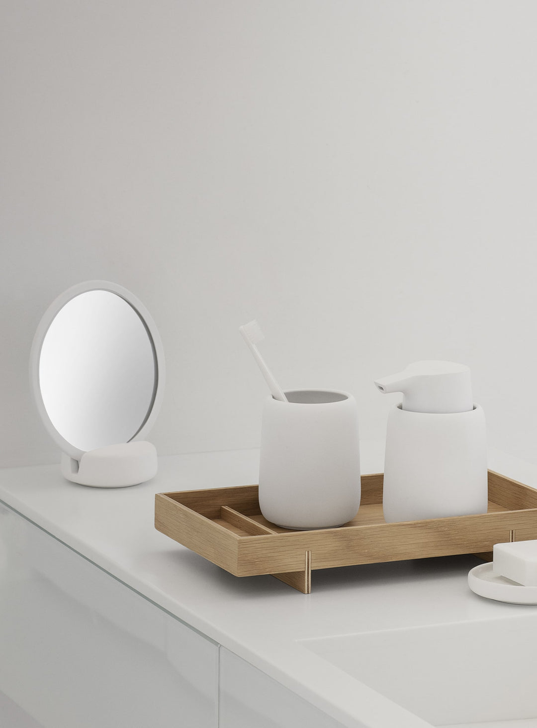 Miroir SONO blomus : touche déco minimaliste et usage quotidien. Crème.