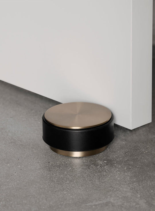 Blomus Stop : butoir décoratif et fonctionnel, disponible en 2 tailles. Laiton.