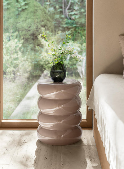 Table d’appoint Toru de Blomus : design sculptural en céramique émaillée. Rose.