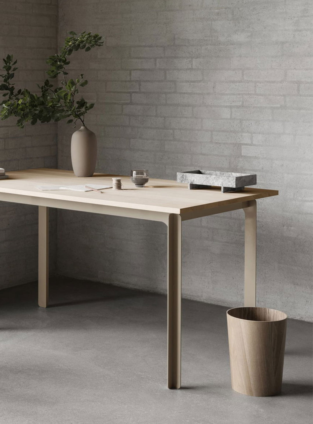 Corbeille à papier Blomus Wilo, bois dur naturel et esthétique épurée.