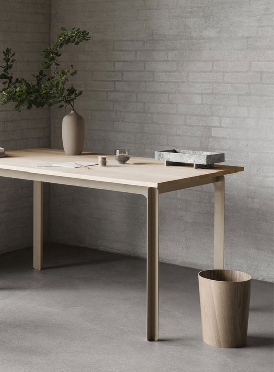 Corbeille à papier Blomus Wilo, bois dur naturel et esthétique épurée.