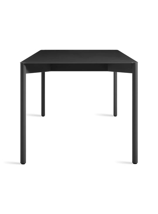 Table Comeuppance : aluminium léger, design puissant signé Blu Dot. Noir.