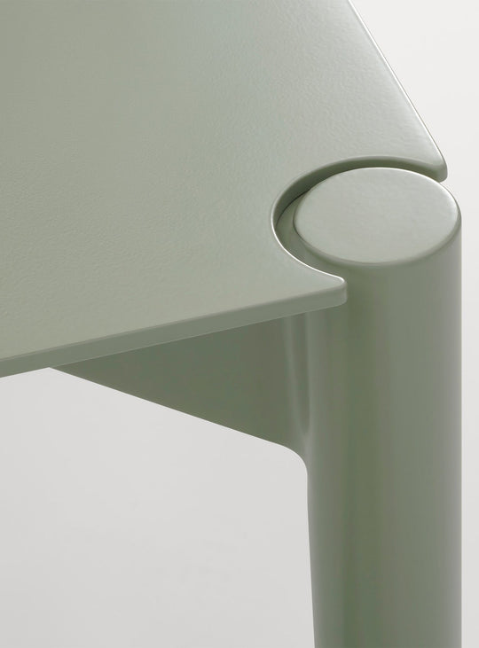 Table Comeuppance Blu Dot : plateau fin, pieds sculptés, style affirmé. Vert.