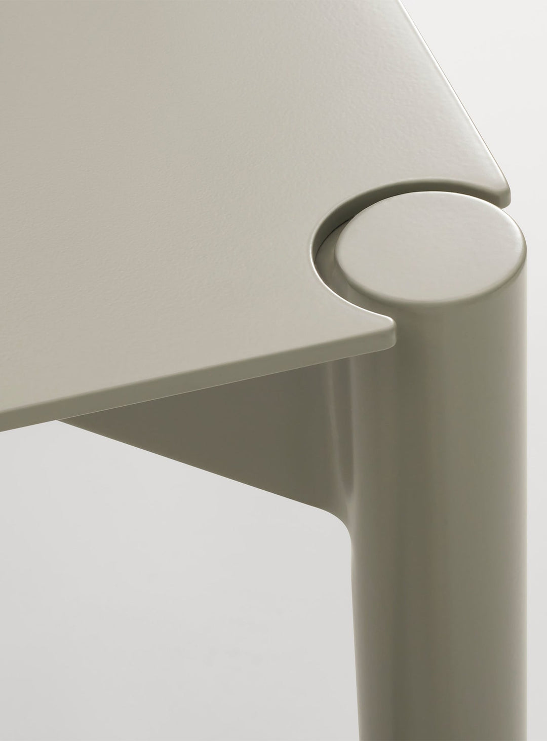 Comeuppance : table Blu Dot élégante, solide, certifiée BIFMA. Beige.