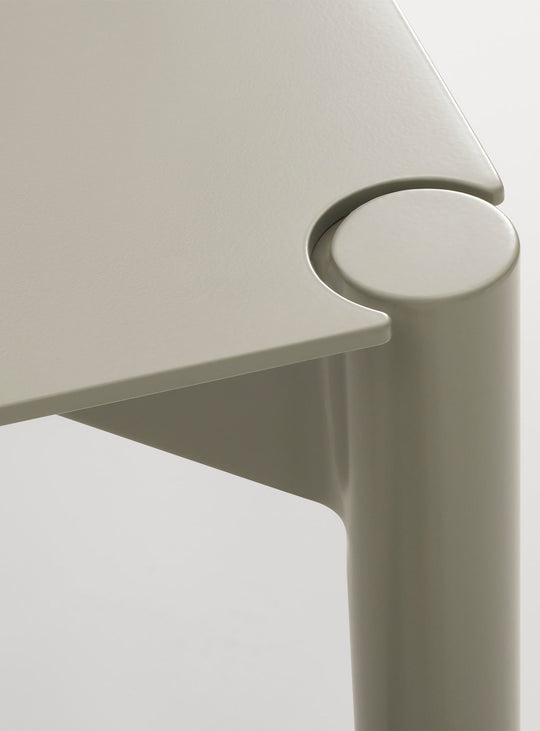 Comeuppance : table Blu Dot élégante, solide, certifiée BIFMA. Beige.