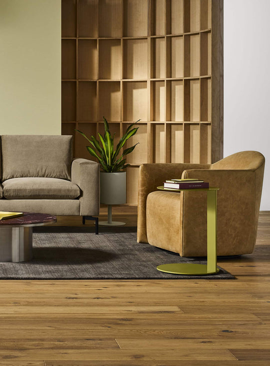 Fauteuil Blu Dot About Face, design sculptural et assise haute résilience. camel leather