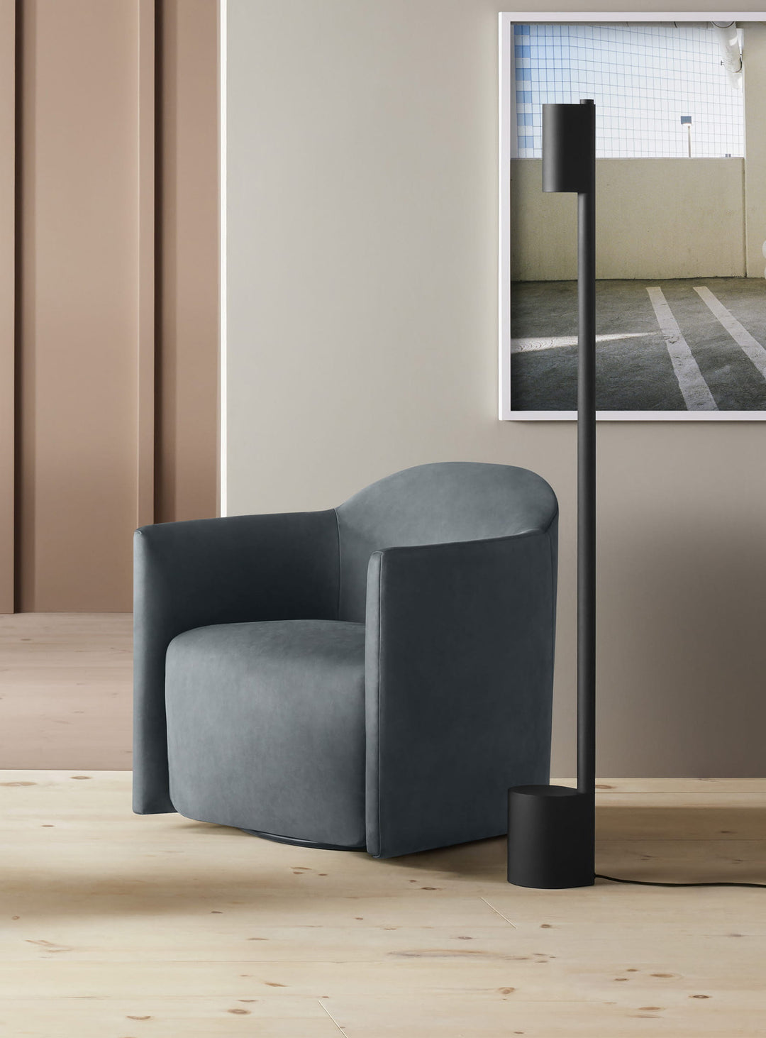 Fauteuil Blu Dot About Face, fauteuil premium aux courbes généreuses. ink leather