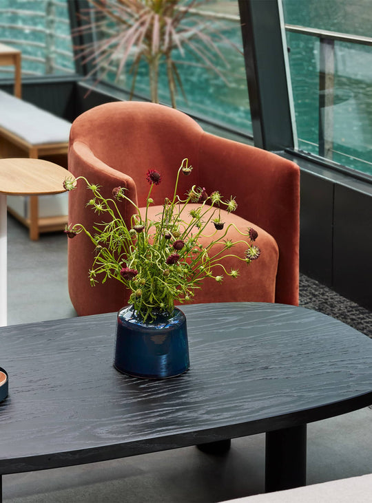 Fauteuil Blu Dot About Face, mobilier design au style intemporel. tomato velvet