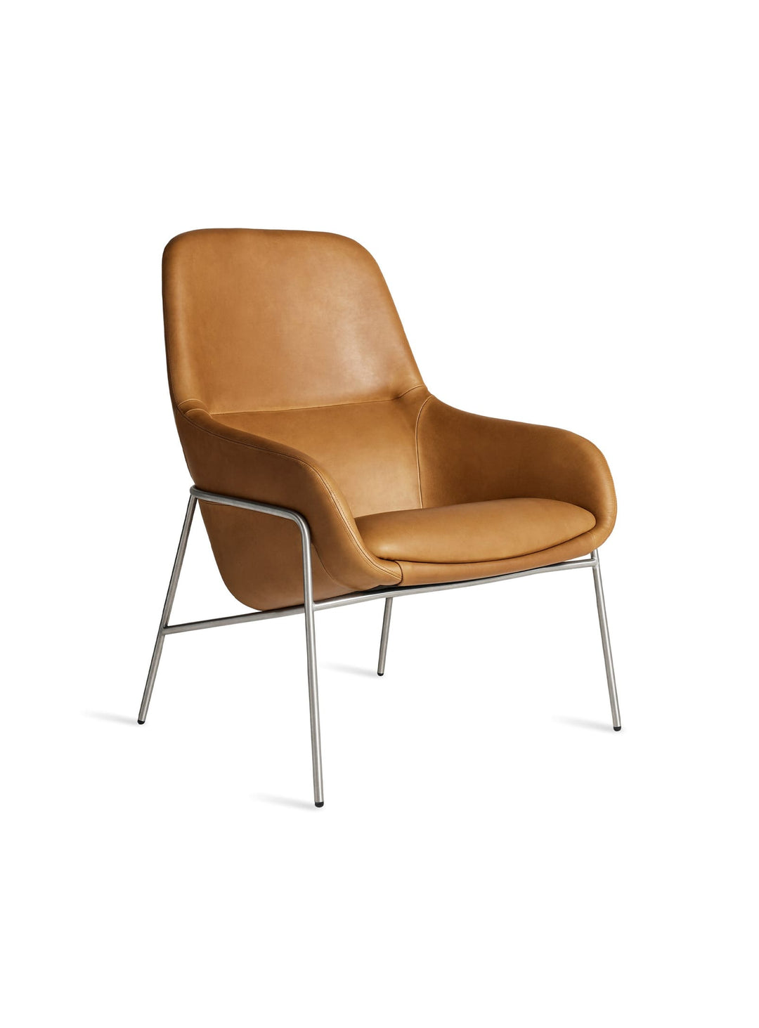 Fauteuil design Acre de Blu Dot, structure fine et assise moelleuse. cuir caramel