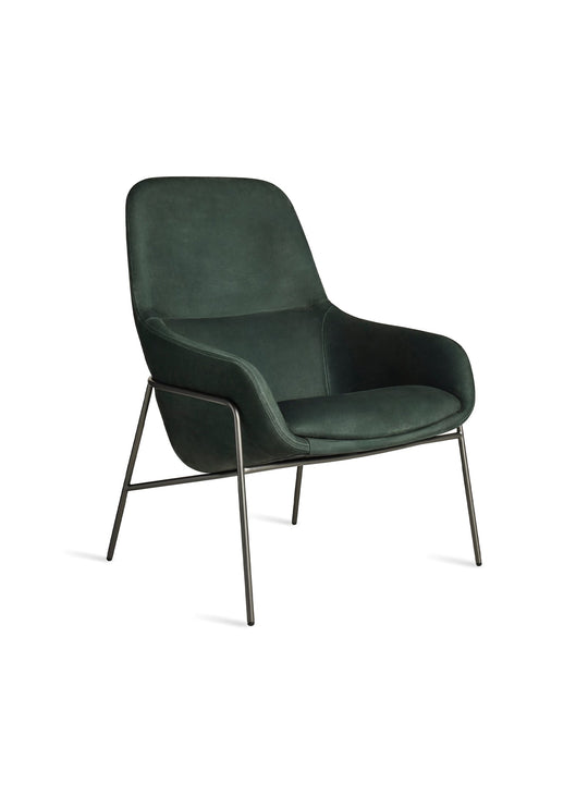 Fauteuil Acre de Blu Dot, équilibre parfait entre forme et confort. cuir vert foncé