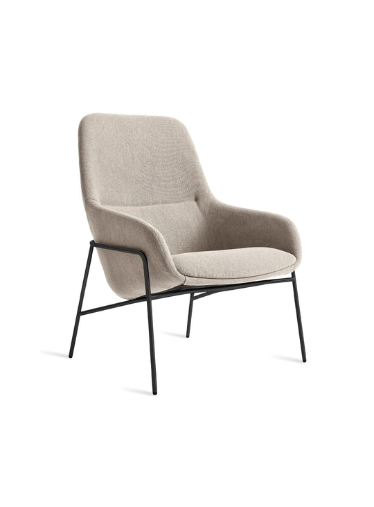 Fauteuil design Acre de Blu Dot, lignes arrondies et allure chic. beige