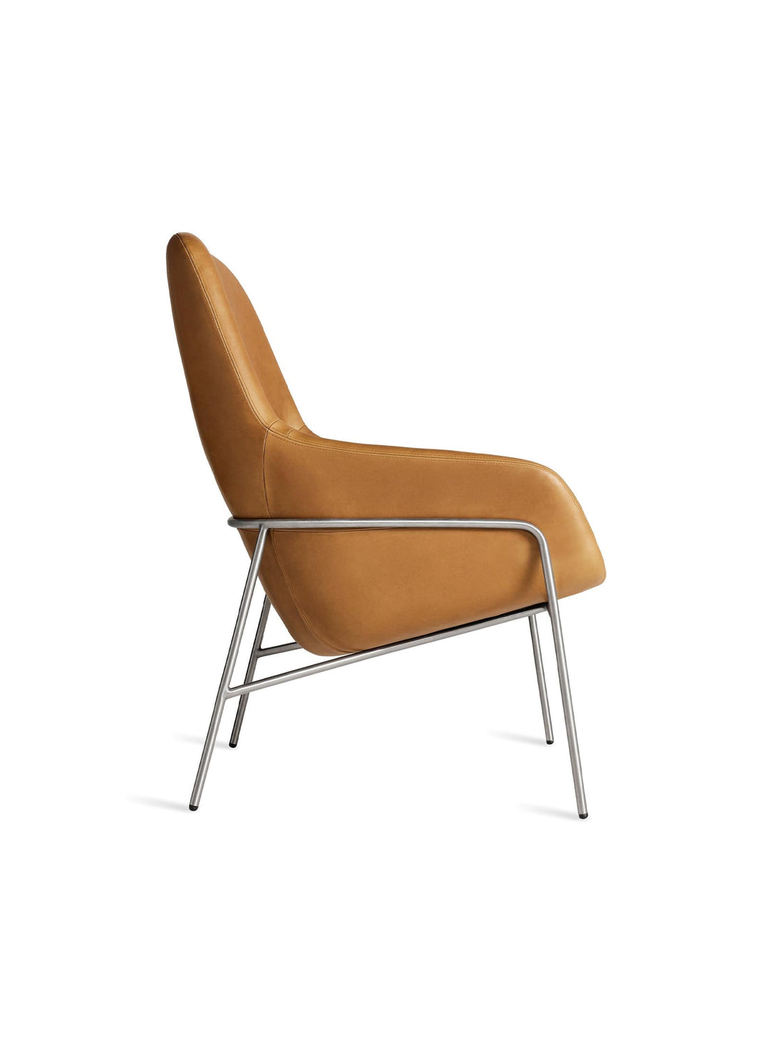 Fauteuil design Acre de Blu Dot, assise généreuse et piètement fin. cuir caramel