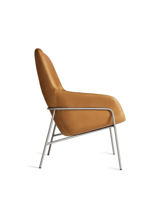 Fauteuil design Acre de Blu Dot, assise généreuse et piètement fin. cuir caramel