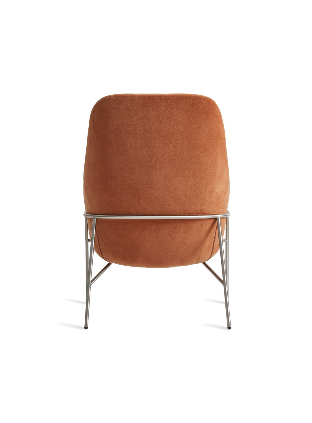 Fauteuil Acre de Blu Dot, alliance de douceur et de modernité. cuivre caramel