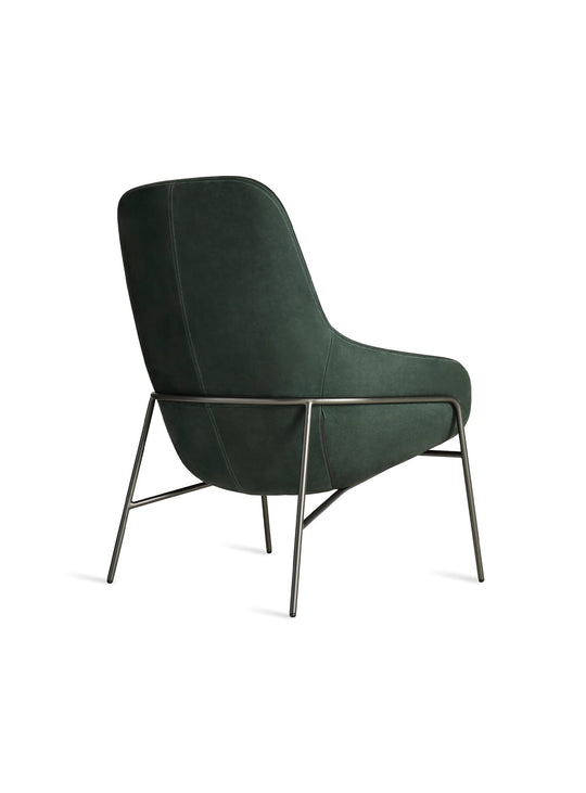 Fauteuil Acre de Blu Dot, confort luxueux et silhouette fluide. cuir vert foncé