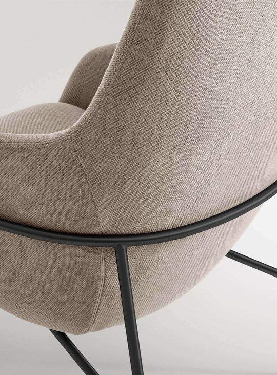 Fauteuil design Acre de Blu Dot, matériaux nobles et élégance subtile. beige