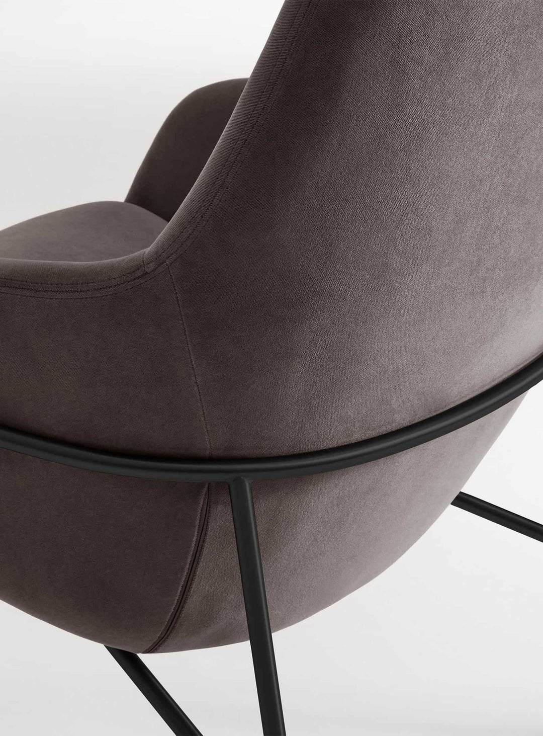 Fauteuil design Acre de Blu Dot, équilibre entre acier et douceur. taupe