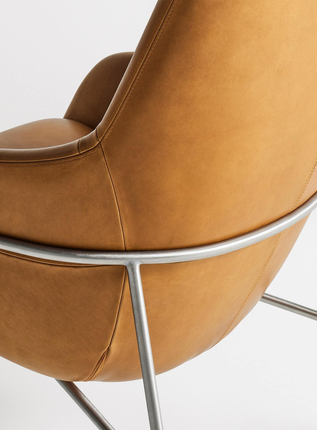 Fauteuil design Acre de Blu Dot, beauté minimaliste et cocon visuel. cuir caramel