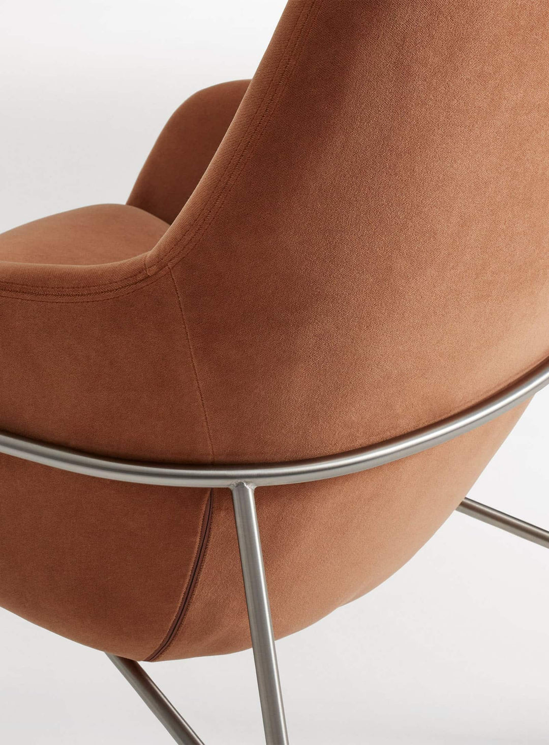 Fauteuil Acre de Blu Dot, pièce centrale au charme intemporel. cuivre