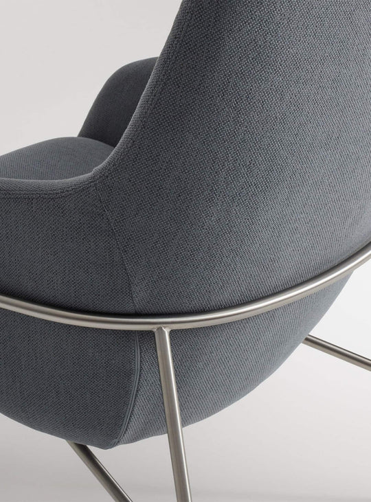 Fauteuil Acre de Blu Dot, idéal pour un salon chic et apaisant. maharam mode