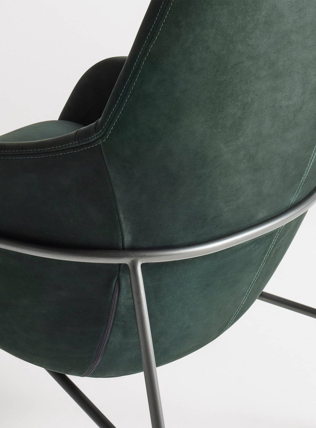 Fauteuil Acre de Blu Dot, design léger et confort haute densité. cuir vert foncé