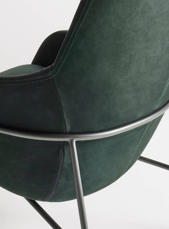 Fauteuil Acre de Blu Dot, design léger et confort haute densité. cuir vert foncé
