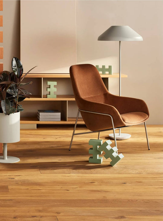 Fauteuil Acre de Blu Dot, parfait mélange de forme et de fonctionnalité. cuivre