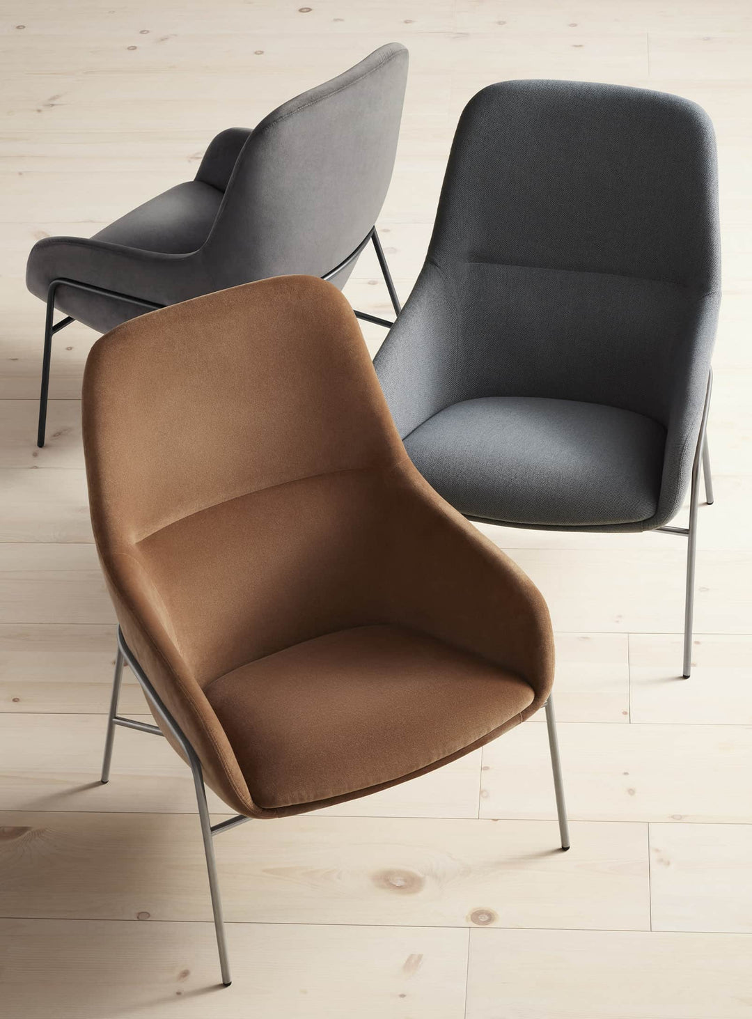 Fauteuil design Acre de Blu Dot, élégance aérienne et soutien parfait.