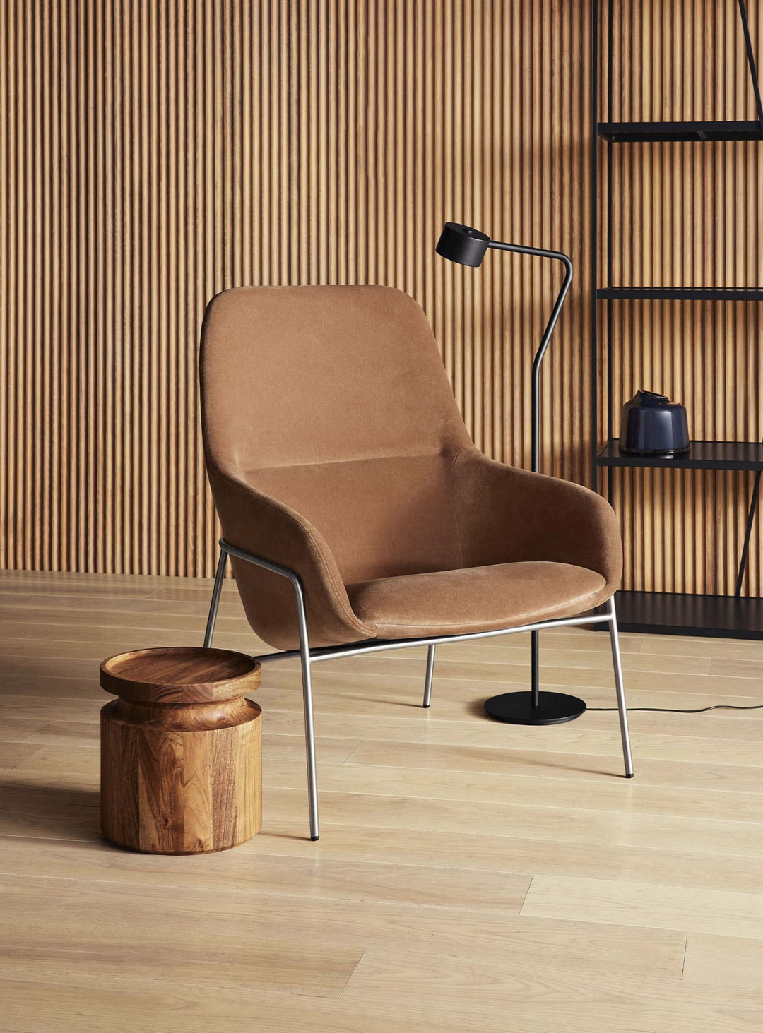 Fauteuil Acre de Blu Dot, design fluide et confort enveloppant. cuivre