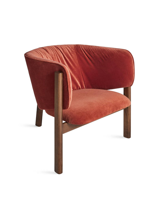 Fauteuil All In Blu Dot : fauteuil contemporain, bois et tissu haut de gamme. tomato velvet