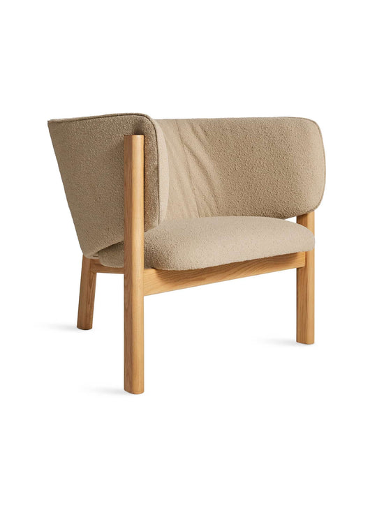 Fauteuil All In Blu Dot : fauteuil moderne, coque courbée et lignes élégantes. kelso camel