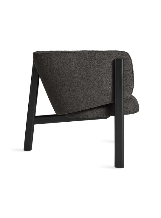 Fauteuil All In Blu Dot : fauteuil design, bois massif et assise moelleuse. kelso charcoal