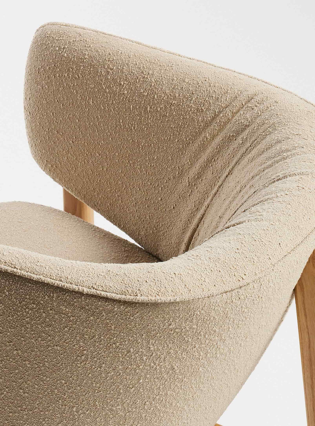 Fauteuil All In Blu Dot : fauteuil élégant, bois et tissu texturé. kelso camel