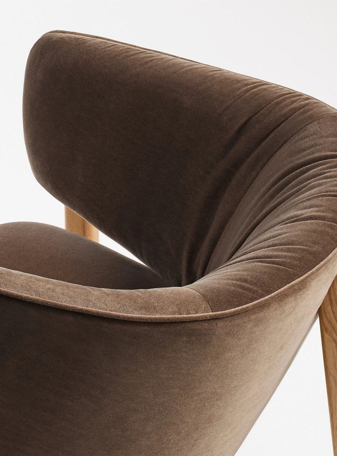 Fauteuil All In Blu Dot : fauteuil design, bois et tissu au look contemporain. coffee velvet