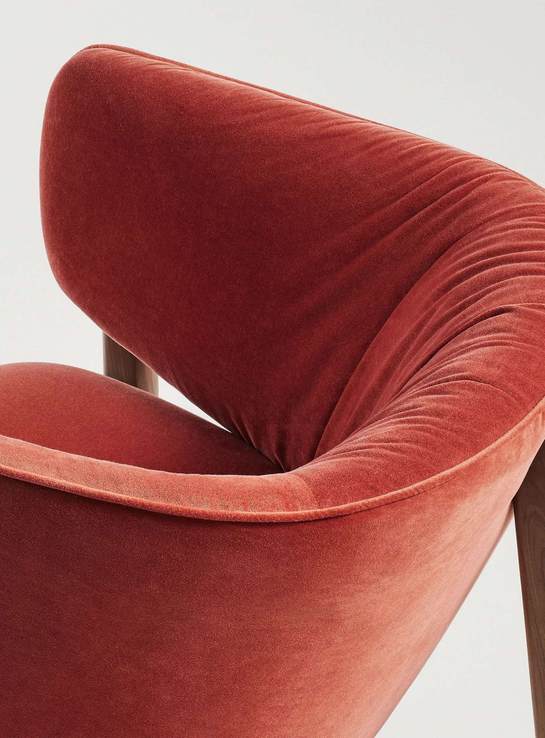 Fauteuil All In Blu Dot : fauteuil moderne, assise enveloppante et design soigné. tomato velvet