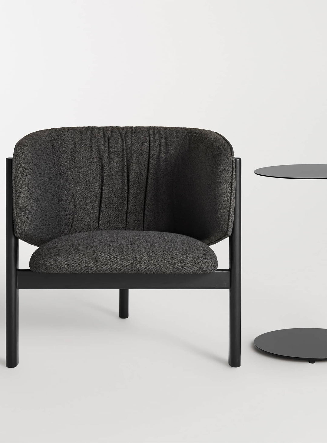 Fauteuil All In Blu Dot : fauteuil design enveloppant, bois massif et confort premium. kelso charcoal