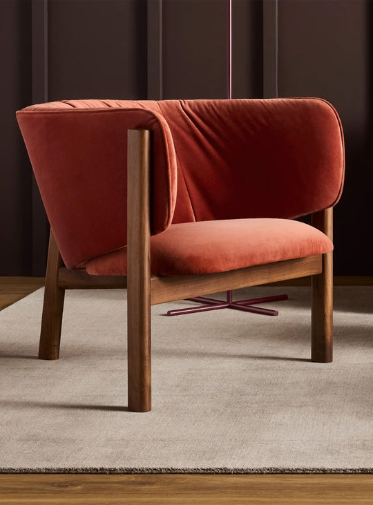 Fauteuil All In Blu Dot : fauteuil design, pièce forte pour salon. tomato velvet