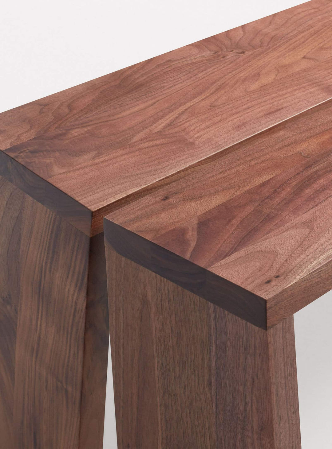 Amicable Split Blu Dot : banc sculptural au charme naturel du bois. noyer